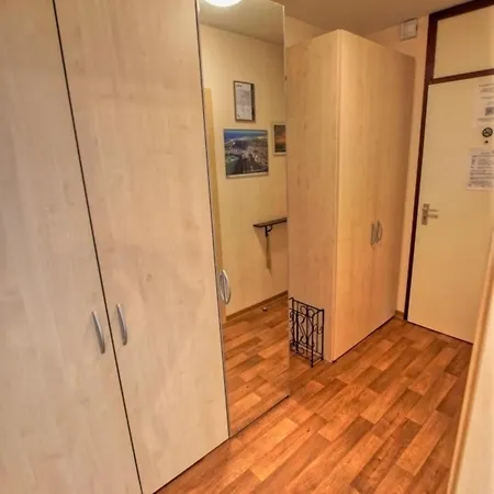 - Haus G, App 0g1108 *